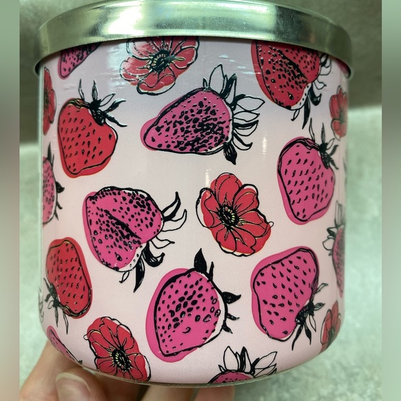 Strawberry Poundcake Three Wick Candle Bath & Body Works - Picture 3 of 6